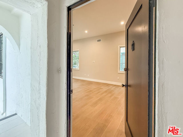 150 N Arnaz Drive, Beverly Hills CA: https://media.crmls.org/mediaz/16017e7b-f10b-49e8-9bc2-b8c36c6d688f.jpg