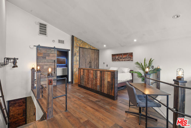 10926 Bluffside Drive, Studio City CA: https://media.crmls.org/mediaz/160261c4-cf3e-4647-9837-f668bf565817.jpg