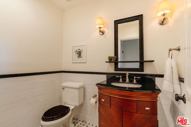 4237 Bluebell Avenue, Studio City CA: https://media.crmls.org/mediaz/16029b94-da6a-434e-8c58-627951275f4d.jpg