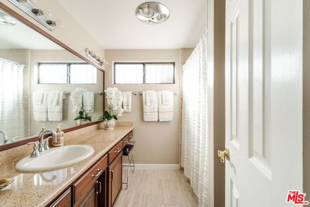 4837 Round Top Drive, Los Angeles CA: https://media.crmls.org/mediaz/1602b885-0b92-4c9c-929b-e20cb391bbbc.jpg