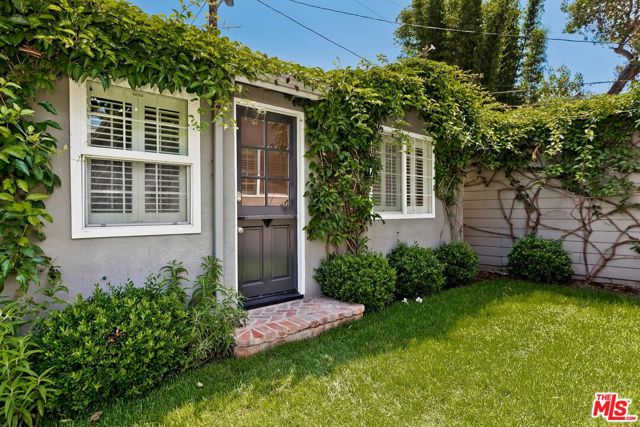 3504 Redwood Avenue, Los Angeles CA: https://media.crmls.org/mediaz/16032bb1-f150-4c2e-b4f0-34c0bfee0282.jpg
