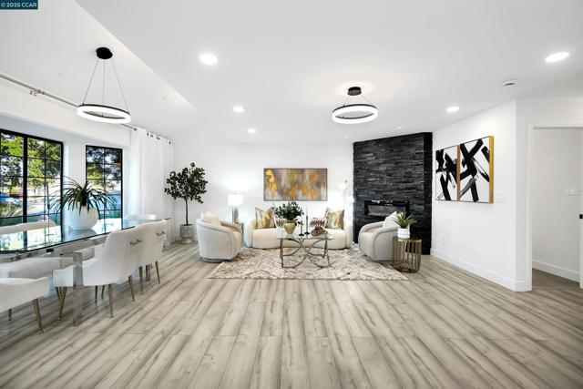 27 Briarwood Ct, Brentwood CA: https://media.crmls.org/mediaz/1603edff-f7cb-4230-b6c6-c8a5dfb23039.jpg