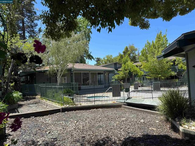 1036 Oak Grove Rd, Concord CA: https://media.crmls.org/mediaz/160403b5-c8c2-46ed-9e78-80e752ee8935.jpg