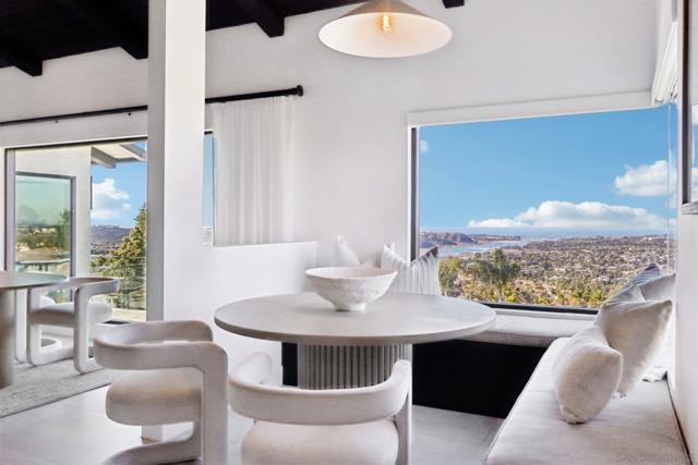 7117 Obelisco Cir, Carlsbad CA: https://media.crmls.org/mediaz/16052ca1-3afc-4f9c-8894-29cdf497a881.jpg