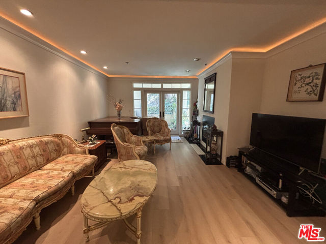 2222 N Beachwood Drive, Los Angeles CA: https://media.crmls.org/mediaz/16054153-f391-4539-91c5-451c1870d1fe.jpg