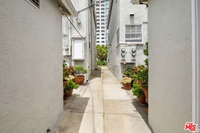10366 Ashton Avenue, Los Angeles CA: https://media.crmls.org/mediaz/1605fd4c-b3bb-4f91-a703-d00a6694a4c0.jpg
