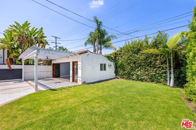 133 N Alta Vista Boulevard, Los Angeles CA: https://media.crmls.org/mediaz/16060115-6dda-446c-8cbc-fd11f7cee317.jpg
