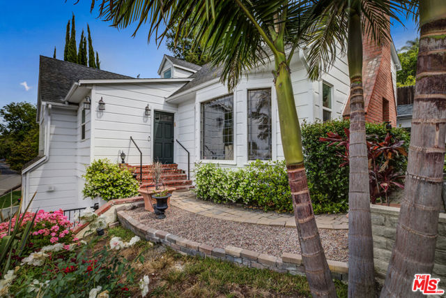 13324 Valley Vista Boulevard, Sherman Oaks CA: https://media.crmls.org/mediaz/1606b98f-bccf-46e1-88ee-1a506d5c108e.jpg