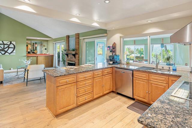 7945 Shadow Hill Dr, La Mesa CA: https://media.crmls.org/mediaz/16082edb-a18b-4a68-92fd-deaa12946fc5.jpg