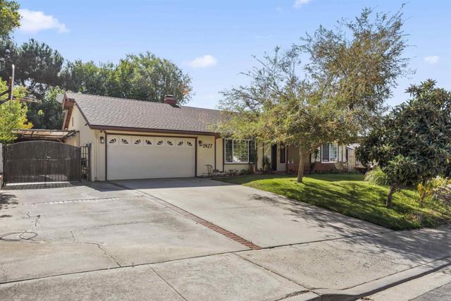 Detail Gallery Image 2 of 35 For 1427 Kingston Dr, Escondido,  CA 92027 - 3 Beds | 2 Baths