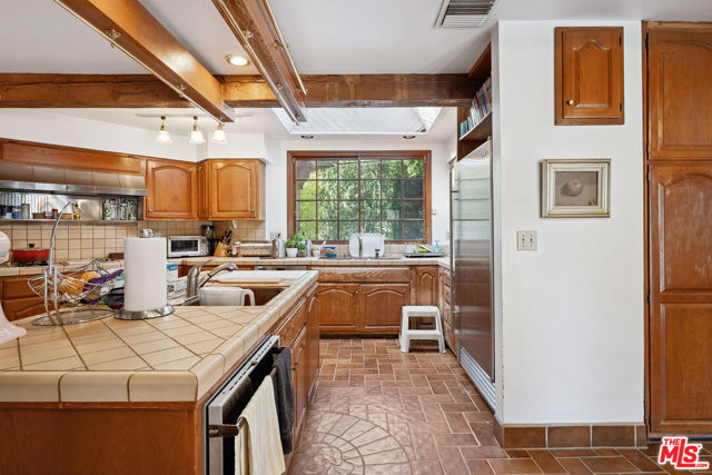 16145 High Valley Place, Encino CA: https://media.crmls.org/mediaz/1609e9c3-9a81-4a52-a4e7-1a1a9f5021aa.jpg