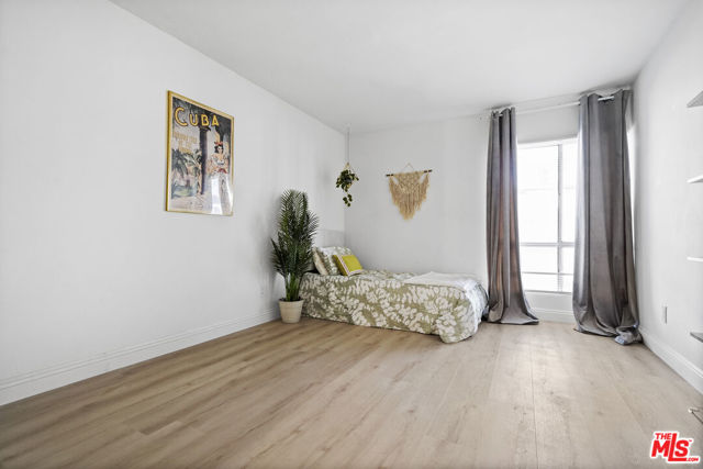 5245 Coldwater Canyon Avenue, Sherman Oaks CA: https://media.crmls.org/mediaz/160aaace-0d6b-4590-9004-a4226a53abba.jpg