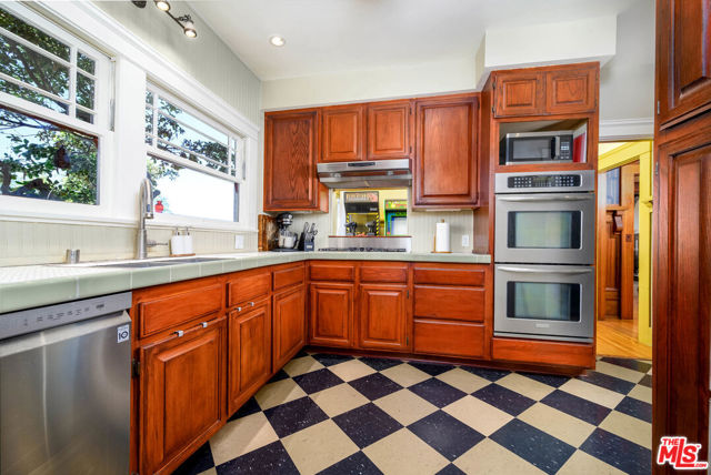 5301 Brynhurst Avenue, Los Angeles CA: https://media.crmls.org/mediaz/160b8146-3d2c-4098-b8e9-4a9bdc116ddd.jpg