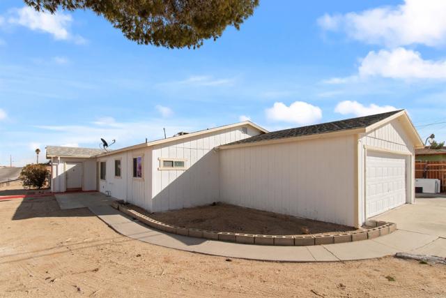 1011 Coyote Ln, Barstow, CA 92311