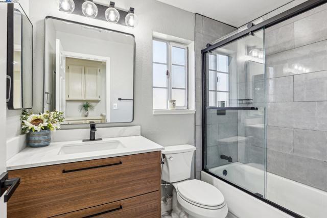1060 Green Point Ct, Concord CA: https://media.crmls.org/mediaz/160dc88e-2608-4d32-802c-1137347da0ce.jpg