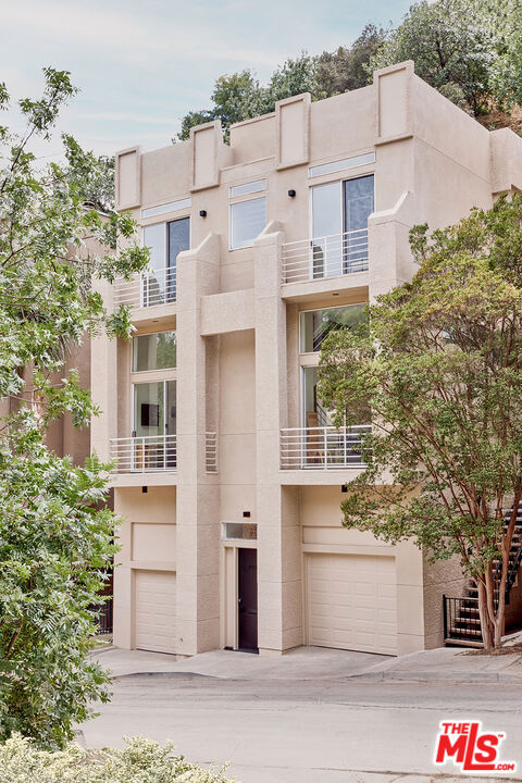 701 Museum Drive, Los Angeles CA: https://media.crmls.org/mediaz/160df130-fdb3-4a83-bf55-fb830ad0c67e.jpg