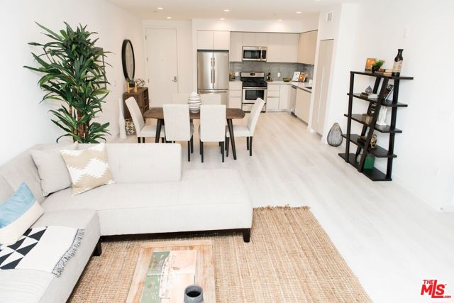 Drew Fenton | 625 S BARRINGTON Avenue Los Angeles CA | MLS: 7528204