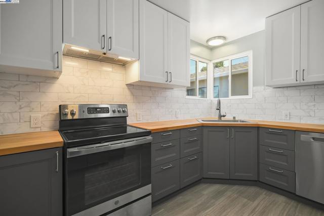 456 Custer Rd, Hayward CA: https://media.crmls.org/mediaz/160e9751-979b-4141-92bb-2409345776b1.jpg