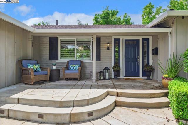 5204 Hummingbird Rd, Pleasanton CA: https://media.crmls.org/mediaz/160eaa1e-e8e7-478f-ad0d-baf50632943a.jpg