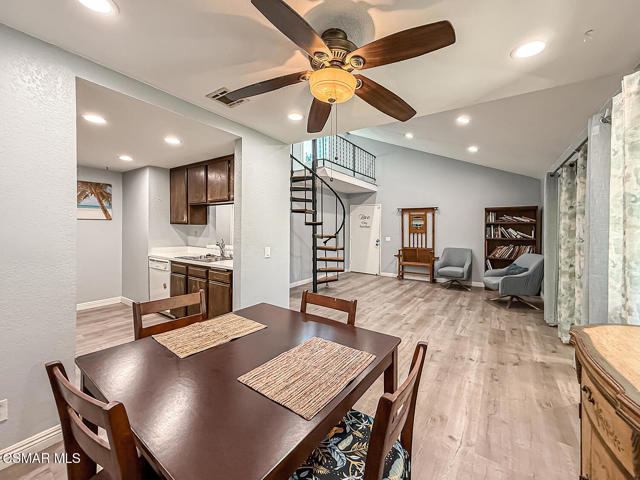 2098 Covington Avenue, Simi Valley CA: https://media.crmls.org/mediaz/160edae6-b66a-4815-8540-3bd8e10e6f99.jpg