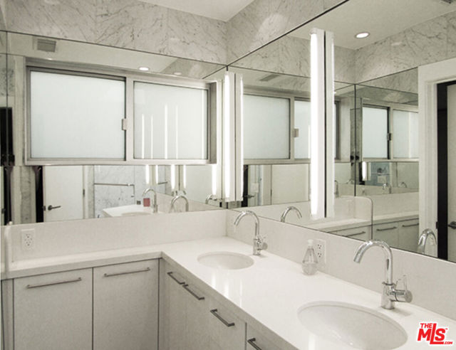 4031 Hollyline Avenue, Sherman Oaks CA: https://media.crmls.org/mediaz/160fa6a9-842b-43f3-b501-3e2e33f305fb.jpg