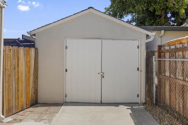 10906 Reposo Dr, Oakland CA: https://media.crmls.org/mediaz/160ffaef-671b-4006-b410-d2ace94ebb4b.jpg