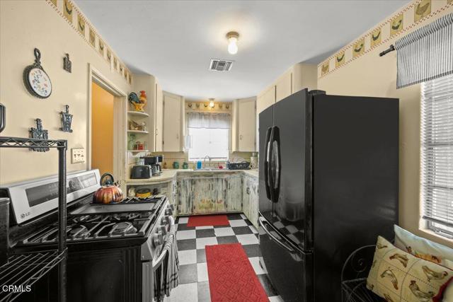 247 Douglas Avenue, Oxnard CA: https://media.crmls.org/mediaz/1610161a-0837-4d09-85ad-7f19e8ff5d8d.jpg