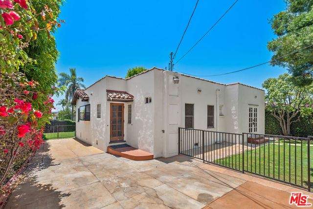 10733 Wellworth Avenue, Los Angeles CA: https://media.crmls.org/mediaz/16105c42-bfde-4def-87fd-335850a18a1d.jpg