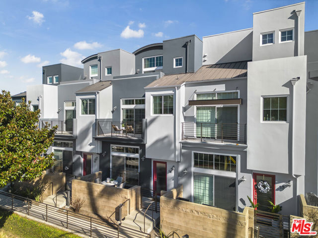 5350 Playa Vista Drive, Playa Vista CA: https://media.crmls.org/mediaz/16109e2f-8733-40ad-8238-16c4db4c7bb7.jpg