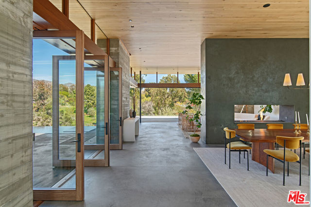 6708 Wildlife Road, Malibu CA: https://media.crmls.org/mediaz/161101c6-9398-4dba-aa30-a08495117232.jpg