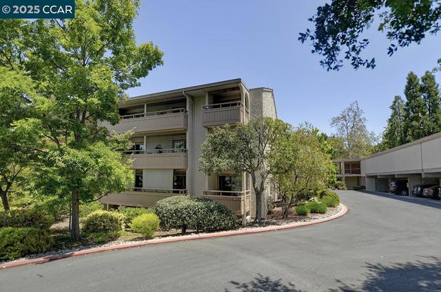 4033 Terra Granada Dr, Walnut Creek CA: https://media.crmls.org/mediaz/1611688e-23d8-41a9-8f52-d0a537812866.jpg
