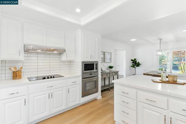 1725 Spyglass Ln, Moraga CA: https://media.crmls.org/mediaz/1611e828-7506-4b71-9405-6988a204ea56.jpg