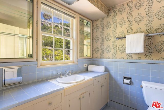 3734 Longridge Avenue, Sherman Oaks CA: https://media.crmls.org/mediaz/16134ec2-241c-4a18-8125-a13b25f41fa6.jpg