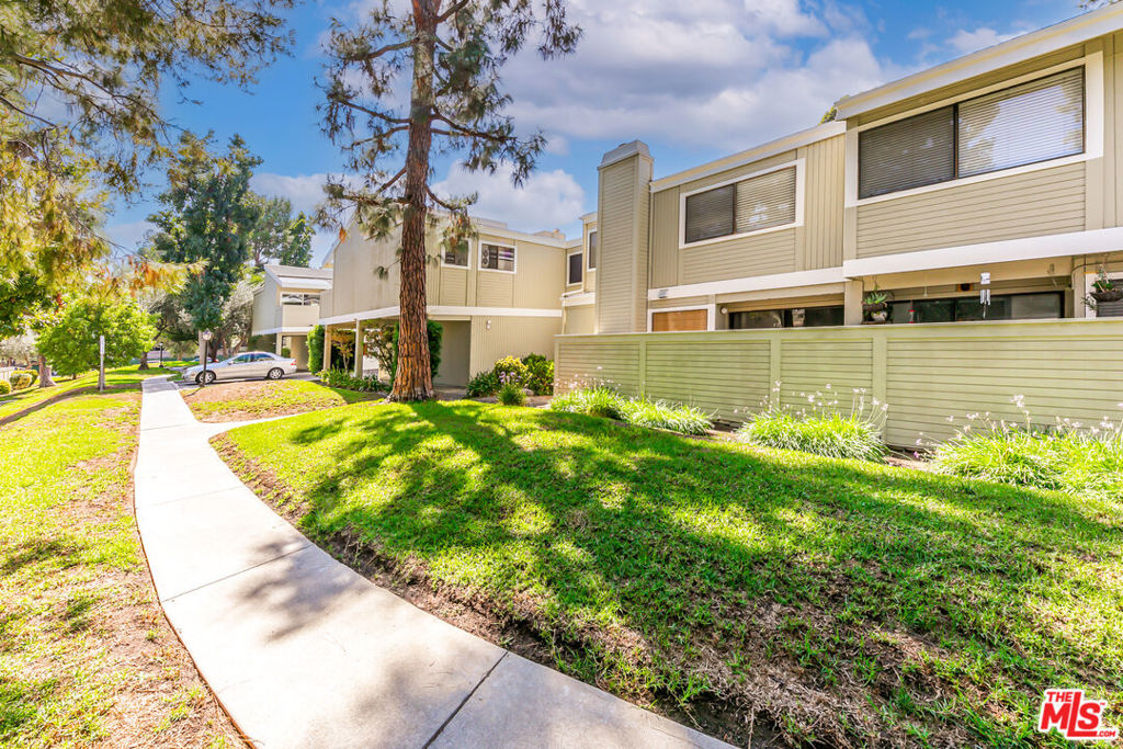 https://media.crmls.org/mediaz/1613519a-50b1-4753-9d79-d0cba4f28fbd.jpg?preset=X-Large