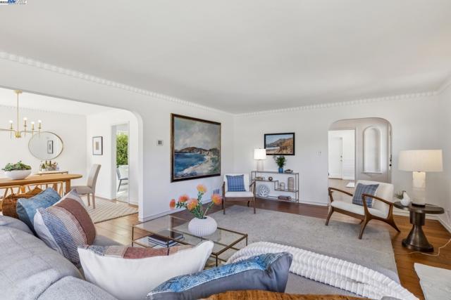 1630 Dayton Ave, Alameda CA: https://media.crmls.org/mediaz/16141f4e-5c21-4a76-acb7-d0a49d59acc0.jpg