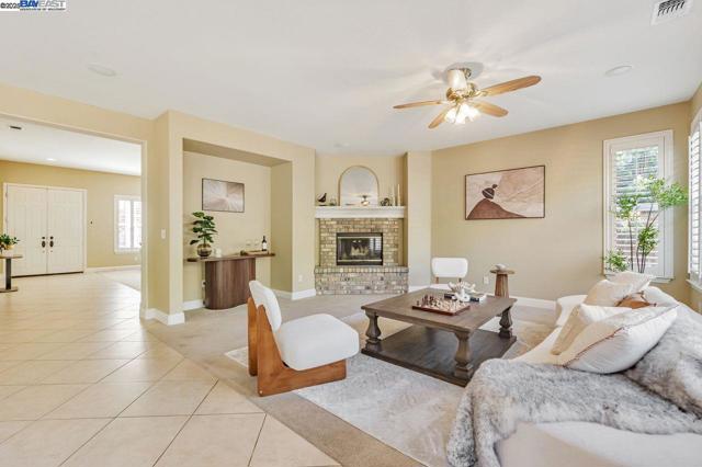 5391 Fernbank Dr, Concord CA: https://media.crmls.org/mediaz/1614298e-2207-4a37-8a7a-4737e8014867.jpg