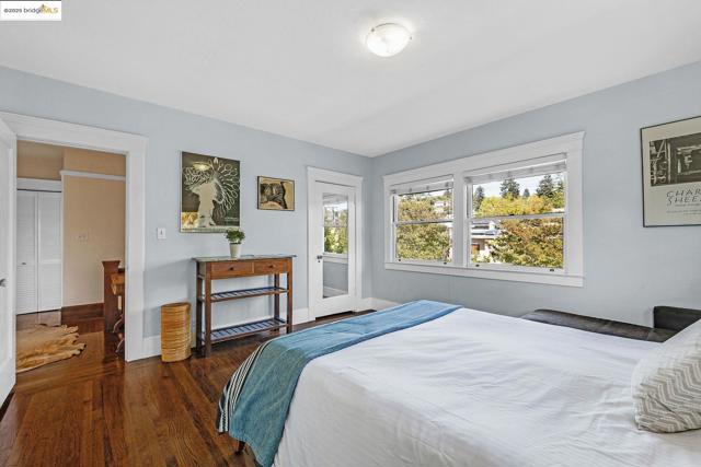 1047 Ranleigh Way, Piedmont CA: https://media.crmls.org/mediaz/1615ec62-bddb-4e3c-8bb8-def32d49f0ad.jpg
