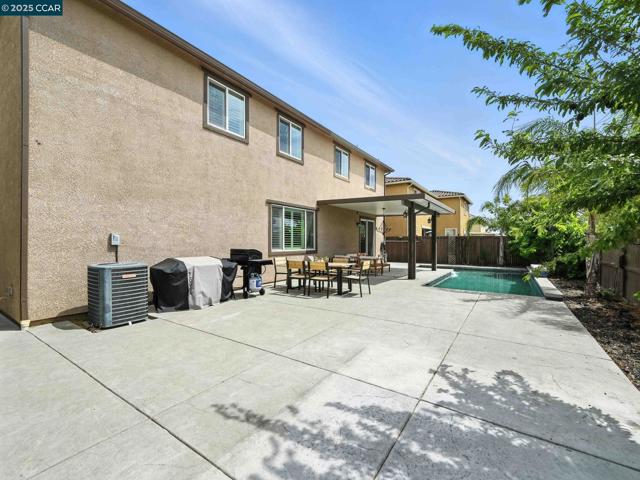 2433 Sanders Ln, Fairfield CA: https://media.crmls.org/mediaz/1616b8da-907d-4583-ade0-985f7cf339d3.jpg