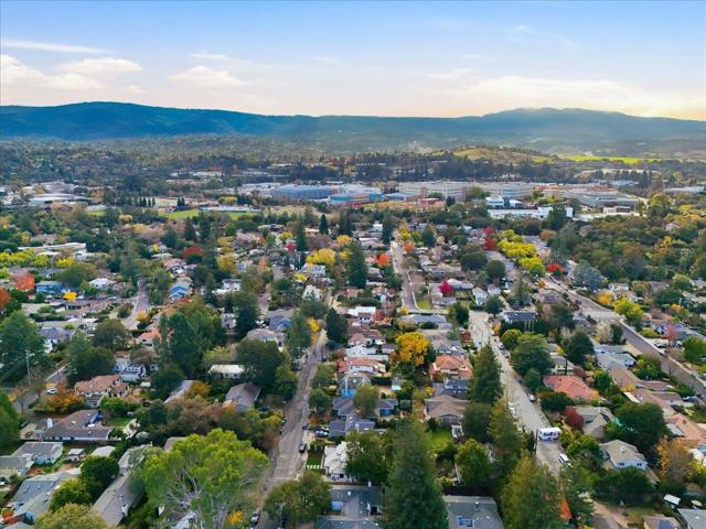 852 La Para Avenue, Palo Alto CA: https://media.crmls.org/mediaz/1617248b-2615-4c91-99e9-32475c967614.jpg