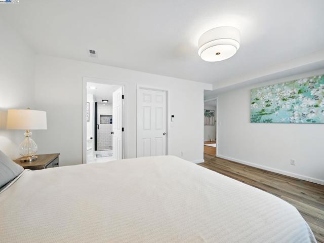 2323 Mastlands Dr, Oakland CA: https://media.crmls.org/mediaz/16176421-c91b-4dcf-81fa-9084124fcb4c.jpg
