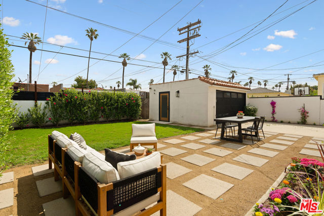 3928 S Bronson Avenue, Los Angeles CA: https://media.crmls.org/mediaz/1617ffed-a0b9-44e3-920b-2e9df4da35ae.jpg