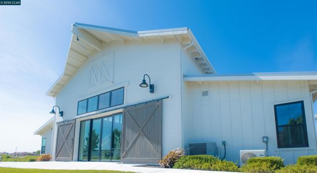 2299 Rustic Oak Ln, Rio Vista CA: https://media.crmls.org/mediaz/161891cf-5fea-4c65-af49-295aaf528c5e.jpg