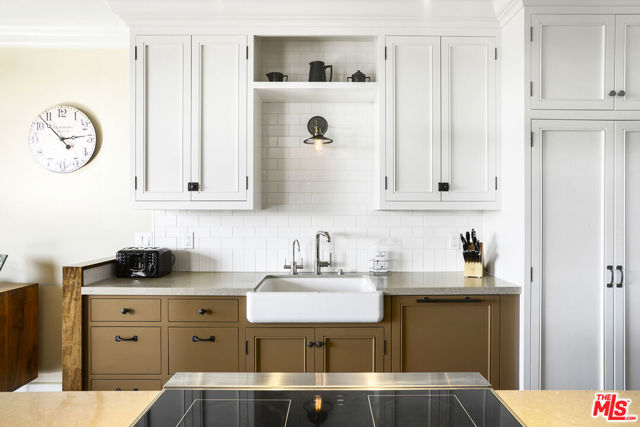 100 S Doheny Drive, Los Angeles CA: https://media.crmls.org/mediaz/1618e25c-709e-4da8-92d2-dfdb3d032480.jpg