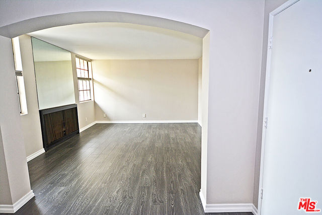 750 N Kings Road, West Hollywood CA: https://media.crmls.org/mediaz/1618f351-d2f1-4a33-9240-885cb2e771e8.jpg