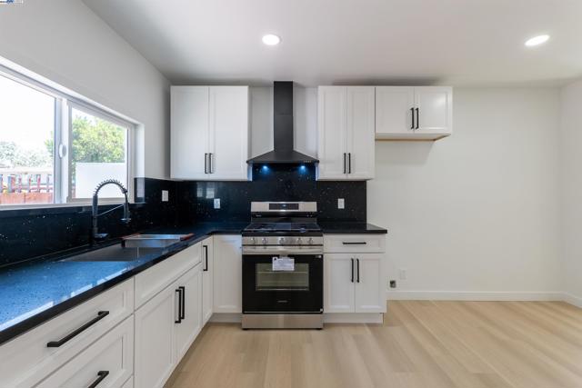 1276 64Th Ave, Oakland CA: https://media.crmls.org/mediaz/16197920-7b03-4ef2-b9b2-c8e87460807d.jpg