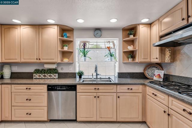 102 Monasterio Ct, San Ramon CA: https://media.crmls.org/mediaz/1619a987-eaa3-4102-8ecd-d94d4c196cbd.jpg