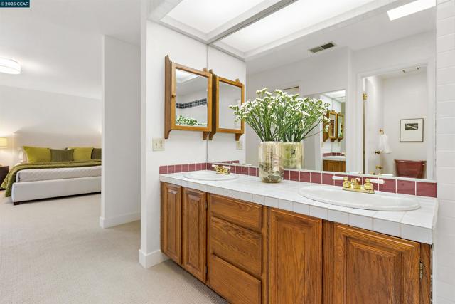 220 Devonshire Ct, Pleasant Hill CA: https://media.crmls.org/mediaz/1619c1e2-17d8-4cc2-90ec-1a46b6c1b997.jpg