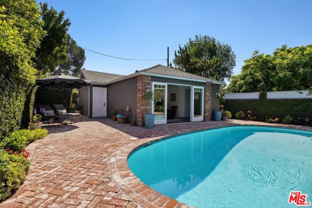 800 N Rose Street, Burbank CA: https://media.crmls.org/mediaz/161a091c-679f-4bcb-8d2b-ed28ec96b5cf.jpg