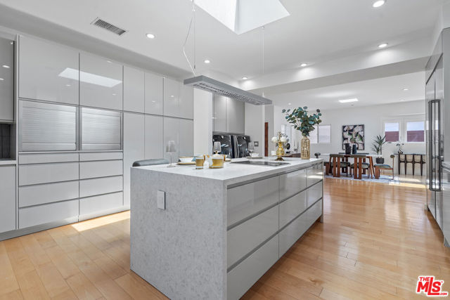 321 S Linden Drive, Beverly Hills CA: https://media.crmls.org/mediaz/161a4770-826e-464b-ae1e-6aa60a358349.jpg