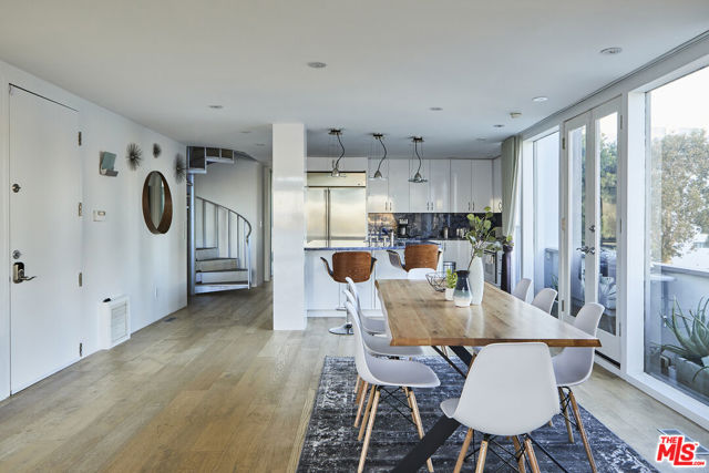 5515 Pacific Avenue, Marina del Rey CA: https://media.crmls.org/mediaz/161d7c6a-66c4-4902-9634-a0473833908d.jpg